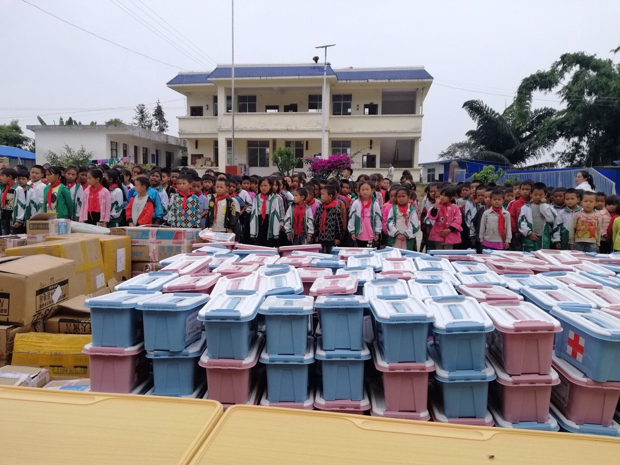 善行团携手能量中国向金平受灾学校捐献援助物资