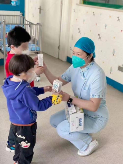 蔡徐坤携手“思源工程”捐赠生活、防疫物资支援上海