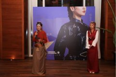 “情暖少数民族女孩”斗格卓玛在“民族时尚秀”发言