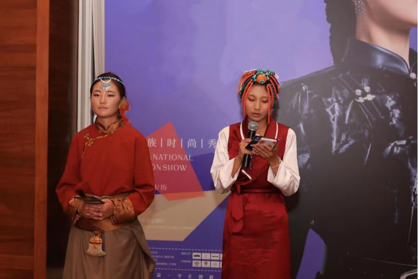“情暖少数民族女孩”卓玛在“民族时尚秀”发言