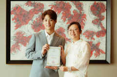 青年歌手俞更寅受颁健康大使称号并代表生命星球领奖