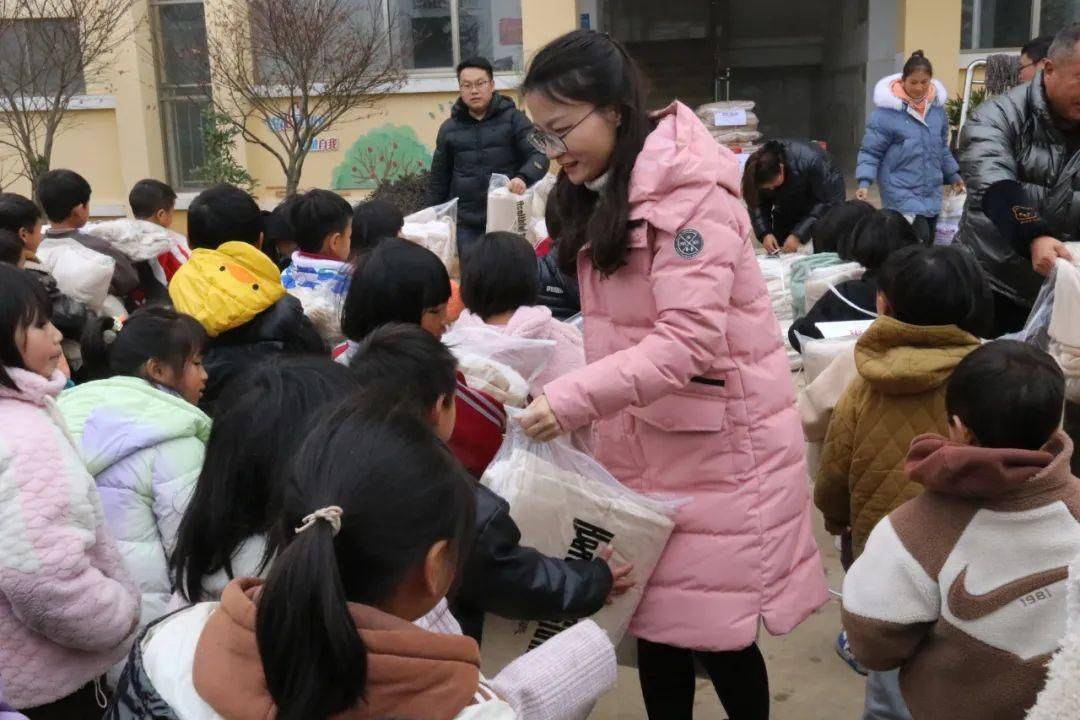 “圆山里娃的成长梦想”公益项目携手共青团弥勒市委爱暖冬日为乡村孩子捐赠温暖包