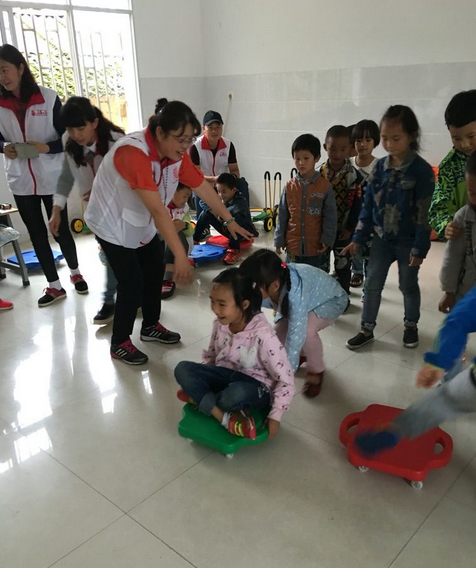 五十多位志愿者为水田幼儿园的孩子带去六一欢笑