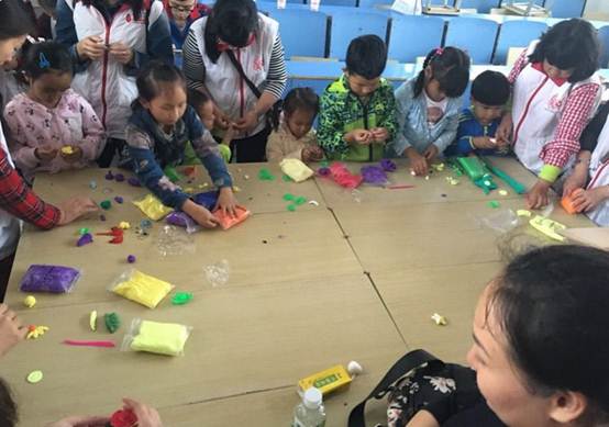 五十多位志愿者为水田幼儿园的孩子带去六一欢笑